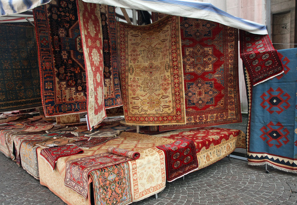 pouliční velký stánek s prodej starověké perské koberce - Fotografie, Obrázek