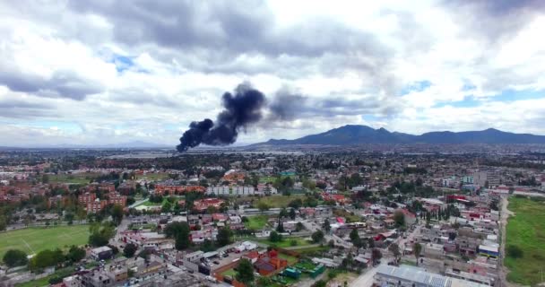 Tultitlan、メキシコ。2018年 10 月年頃。工業地帯の酒工場を破壊する火のパノラマ風景。大きな黒い煙列上昇距離. - 映像、動画