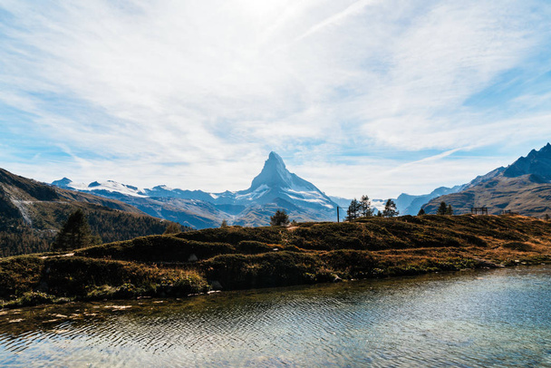 Matterhorn met Leisee Lake in Zermatt, Zwitserland - Foto, afbeelding