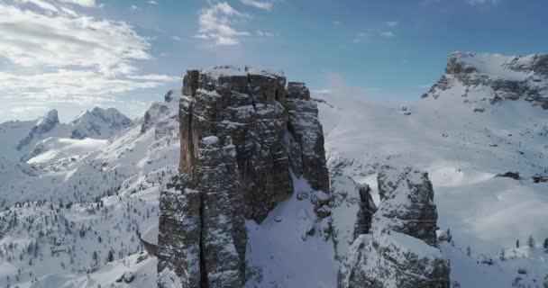 Orbita aérea alrededor de majestuosos montes de nieve rocosa Cinque Torri. Día soleado con cielo nublado.Invierno Dolomitas Alpes italianos montañas naturaleza al aire libre establecier.4k vuelo drone
 - Metraje, vídeo