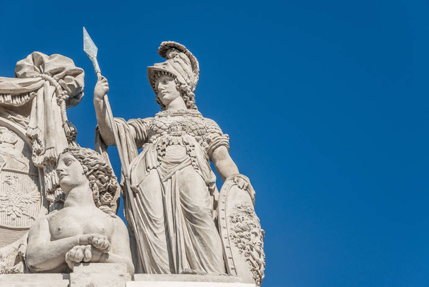 Сфинкс и римская женщина на крыше перед голубым небом в Вене, Австрия
 - Фото, изображение