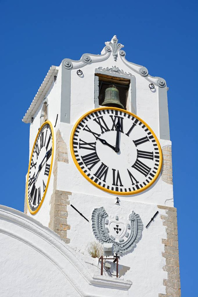 Näkymä Pyhän Marian kirkolle (Igreja de Santa Maria do Castelo) kellotorni, Tavira, Algarve, Portugali, Eurooppa
. - Valokuva, kuva