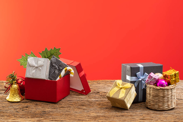 caixa de presente com fita de cor no fundo vermelho para aniversário de natal ocasião especial
 - Foto, Imagem
