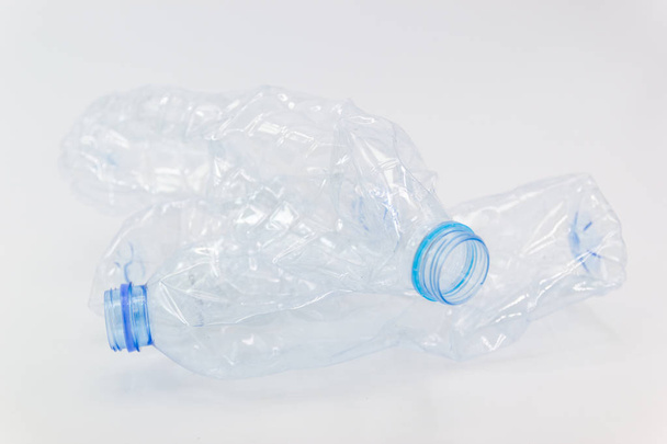 viele Plastikflaschen zum Recyceln werden recycelt, Konzept des Recyclings der leeren gebrauchten Plastikflasche  - Foto, Bild