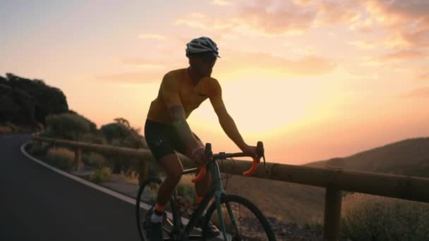 Polkupyörän urheilija kulkee vuoristoradalla olevasta kivestä katsoen kaunista näkymää saarelle. Terveellisen elämäntavan käsite. Turisti matkustaa polkupyörällä
 - Materiaali, video