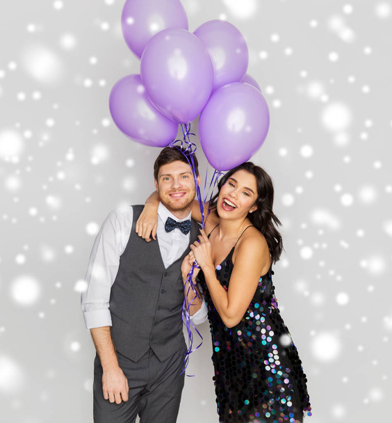 happy couple with ultra violet balloons at party - Φωτογραφία, εικόνα