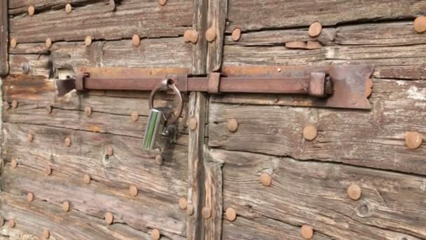 Nézd a régi zárt fa ajtó zárral közelről  - Felvétel, videó