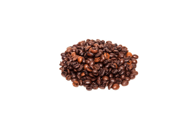 Rozptýlené pražená kávová zrna. Koncept kavárny, veselé ráno - Fotografie, Obrázek