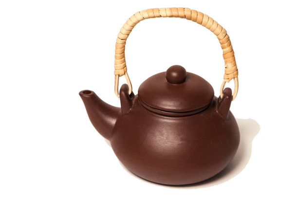 Théière en argile marron avec poignée en bois. Concept de cérémonie du thé oriental
 - Photo, image