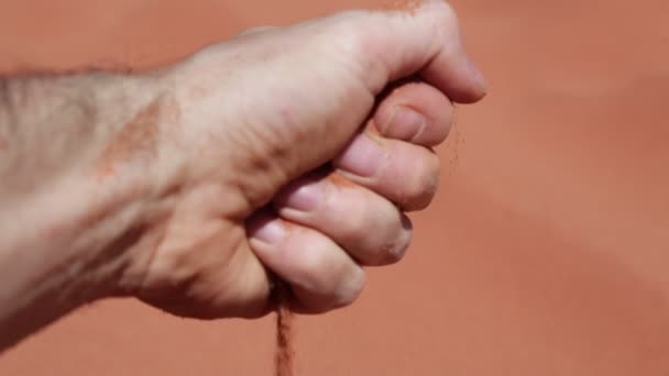 περικομμένη όψη του ανθρώπου που ρίχνει άμμο έξω από το χέρι - Πλάνα, βίντεο
