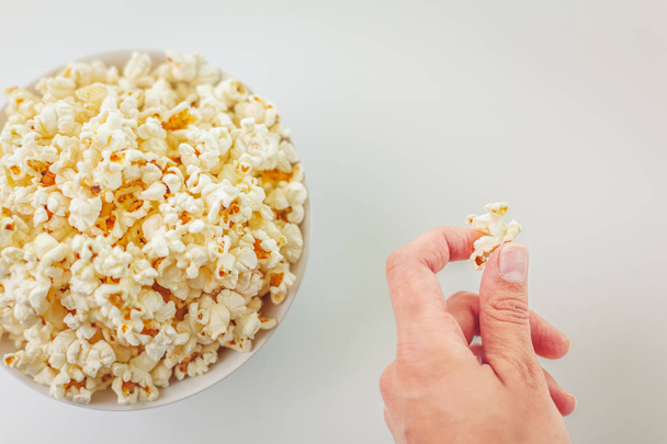 Popcorn in glass bowl - 写真・画像