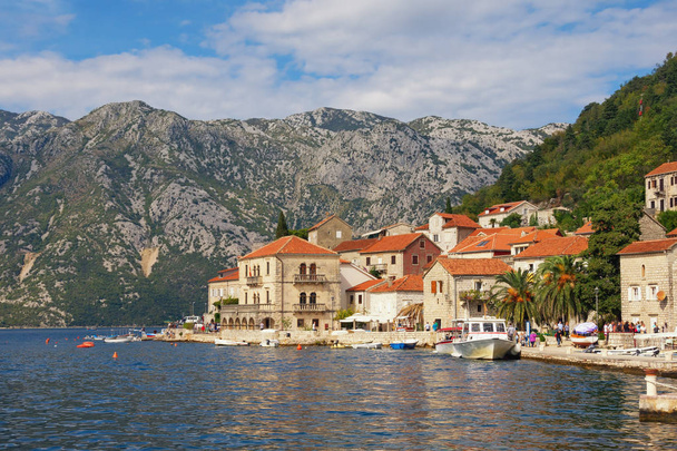 wunderschöne mediterrane Landschaft. Montenegro, Bucht von Kotor. Blick auf die Stadt Perast - Foto, Bild