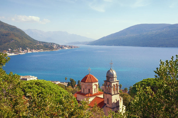 Krásný podzim středomořské krajiny. Černá Hora, Jaderské moře. Pohled na klášter Savina a boku Kotorskou nedaleko města Herceg Novi - Fotografie, Obrázek