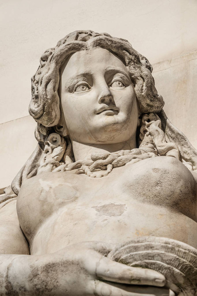 オーストリアのウィーンで巨乳とふくらんでいるルネサンスの時代に官能的な女性の像 - 写真・画像