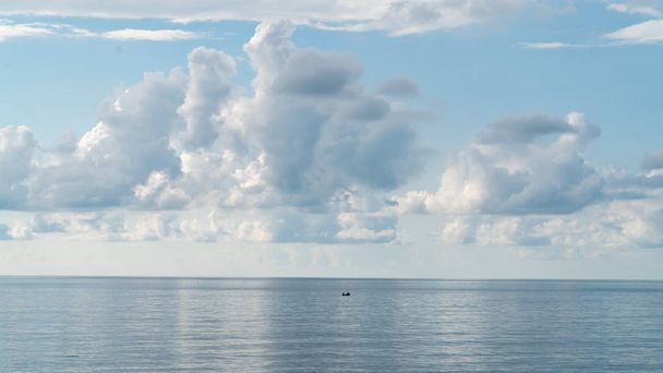Beau paysage avec des nuages et un bateau dans la mer, Artvin, Turquie
 - Photo, image