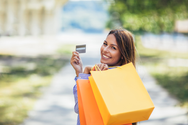 fiatal gyönyörű nő bevásárló táskák és hitelkártya - Fotó, kép
