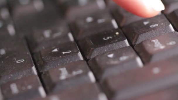 gedeeltelijke weergave van de persoon typen op zwart toetsenbord - Video