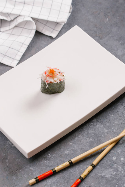 sushi en plato blanco, comida tradicional asiática
 - Foto, imagen