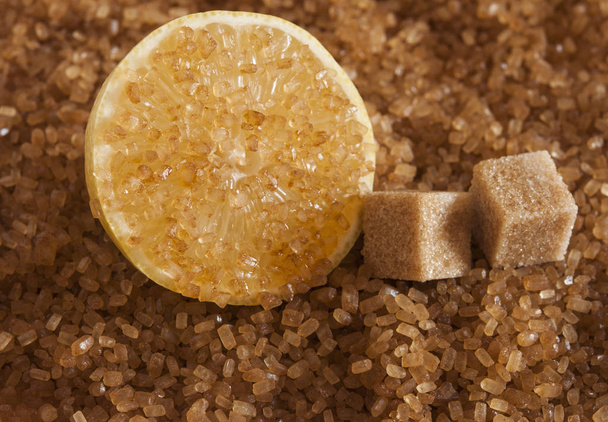 Καστανή ζάχαρη με φέτα λεμόνι  - Φωτογραφία, εικόνα