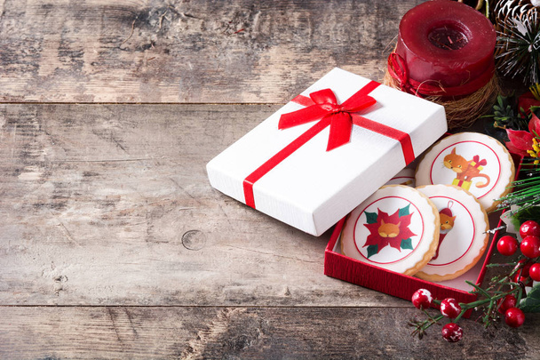 Galletas de mantequilla de Navidad decoradas con gráficos navideños, sobre mesa de madera. Espacio de copia
 - Foto, Imagen
