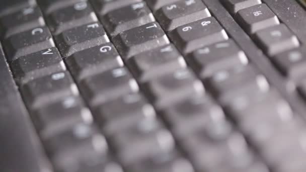 Nahaufnahme des schwarzen Tastaturhintergrundes - Filmmaterial, Video