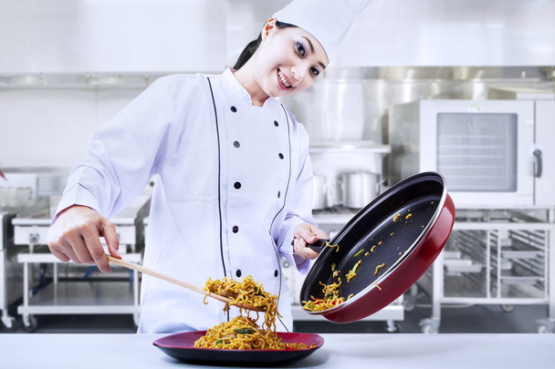 Chef asiático cocina fideos
 - Foto, Imagen