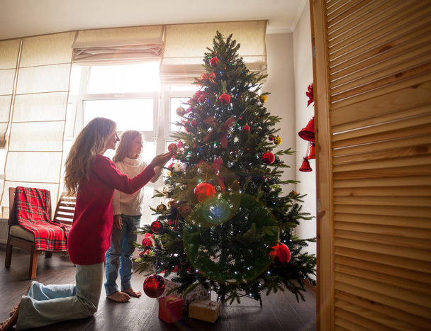 Family decorate Christmas tree - Foto, imagen