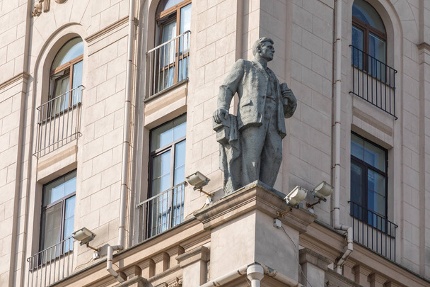 Vista detallada de las puertas de Minsk. Herencia soviética. Monumento famoso. Station Square. Minsk. Belarús
. - Foto, Imagen