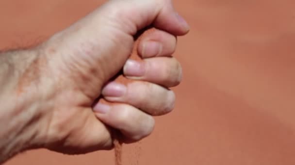 nyírt kilátás az ember ömlött homok ki a kezét - Felvétel, videó