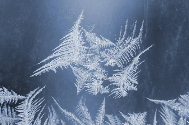 unikalne wzory lodu na szkle okiennym - Zdjęcie, obraz