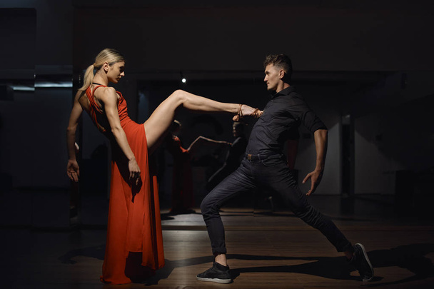 Çağdaş passional dans. Hareket ve aktif yaşam tarzı, hobi kavramı - Fotoğraf, Görsel
