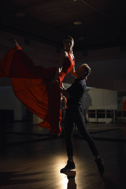 Couple de danse de passion, femme sautant avec un tissu volant
 - Photo, image