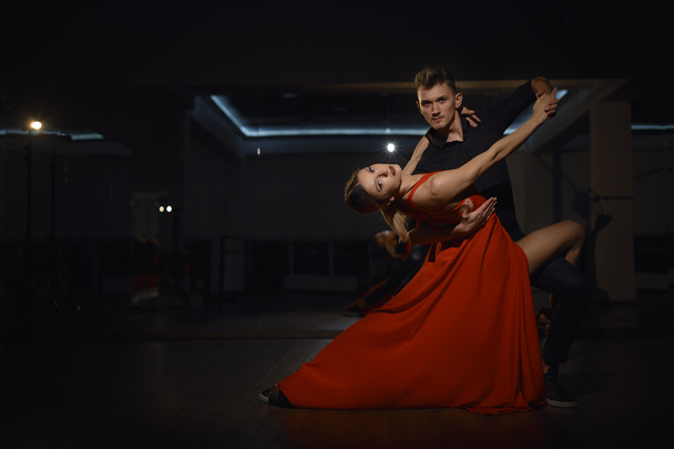 情熱的な踊り、愛と運動の概念 - 写真・画像