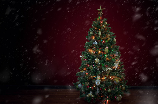 pohled na pěkné zdobené vánoční strom na tmavě červenou zpět - Fotografie, Obrázek