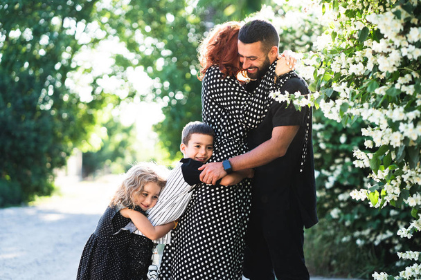 Anne, Baba, küçük oğlu ve kızı iyi eğlenceler - Fotoğraf, Görsel