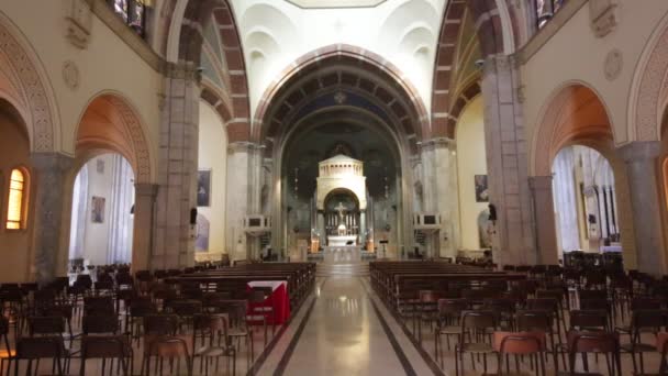 interieur van historische mooie oude Italiaanse katholieke kerk  - Video