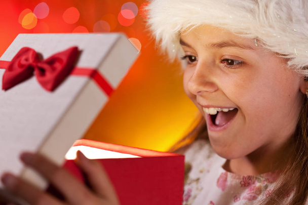 Χαρούμενος Χριστούγεννα κορίτσι να πάρει το παρόν ήθελε, ανοίγοντας το καπάκι του κουτιού - κοντινό πλάνο στο πρόσωπο - Φωτογραφία, εικόνα