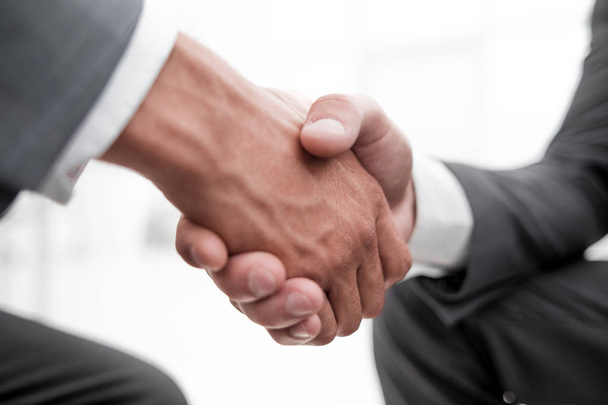 Крупный план бизнес-партнеров, пожимающих друг другу руки
 - Фото, изображение