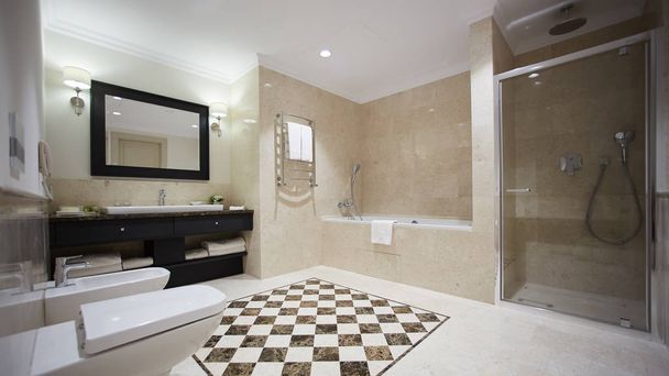 Puhdas ja raikas kylpyhuone hotellissa
 - Valokuva, kuva