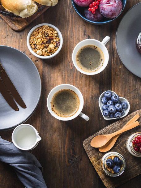 gemütliches Frühstück Essen Konzept dunkel Holz Hintergrund - Foto, Bild