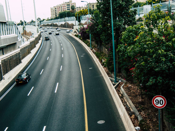 Ισραήλ Τελ Αβίβ 23 Οκτωβρίου 2018 άποψη της κυκλοφορίας κυκλοφορίας στην εθνική οδό του Τελ Αβίβ το απόγευμα - Φωτογραφία, εικόνα