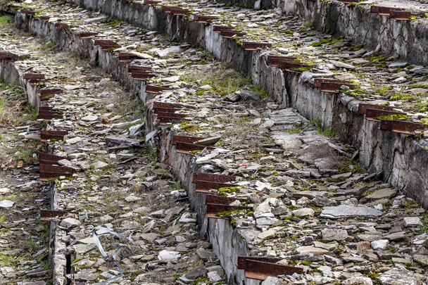 Красиві мальовничі руїни стародавніх зламаних кам'яних сходів
 - Фото, зображення