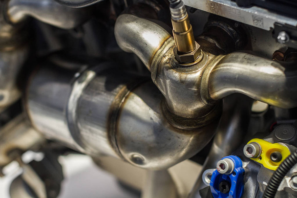 Detail části výfukových plynů motoru sportovní s leštěnými kanály - Fotografie, Obrázek
