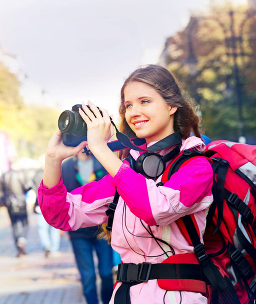 Menina turística com mochila tirar fotos na câmera dslr
 - Foto, Imagem