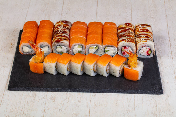 Sushi giapponese con pesce
 - Foto, immagini