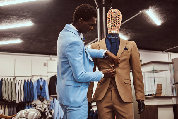 Elegantně oblečený afroamerické muž pracuje v obchodě s klasického pánského oblečení. - Fotografie, Obrázek