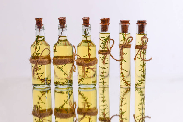 aceite de oliva genuino, orégano, aroma y concepto natural
 - Foto, Imagen
