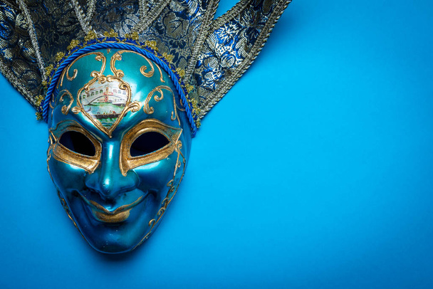 Mavi Mardi Gras veya karnaval şakacı maske mavi bir arka plan üzerinde - Fotoğraf, Görsel