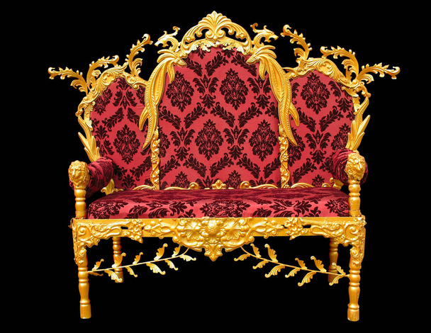Antiguo trono rojo de oro rey aislado sobre fondo negro
. - Foto, Imagen