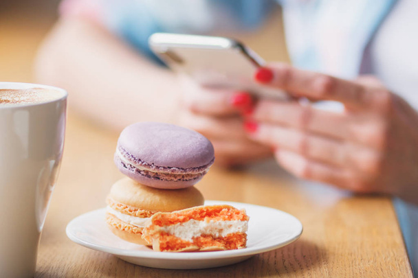 Macarons de couleur française sur l'assiette et une tasse de café, fond doux focus
 - Photo, image
